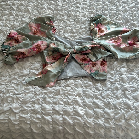 Express satin floral tie back puff sleeve crop top - Picture 4 of 6